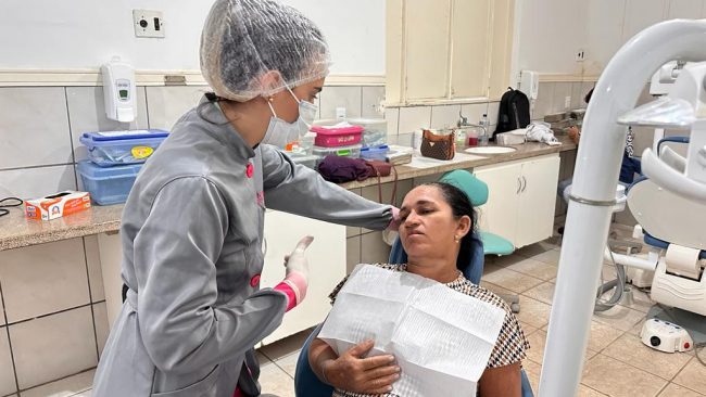 Equipe de saúde bucal faz entrega de próteses à população de União