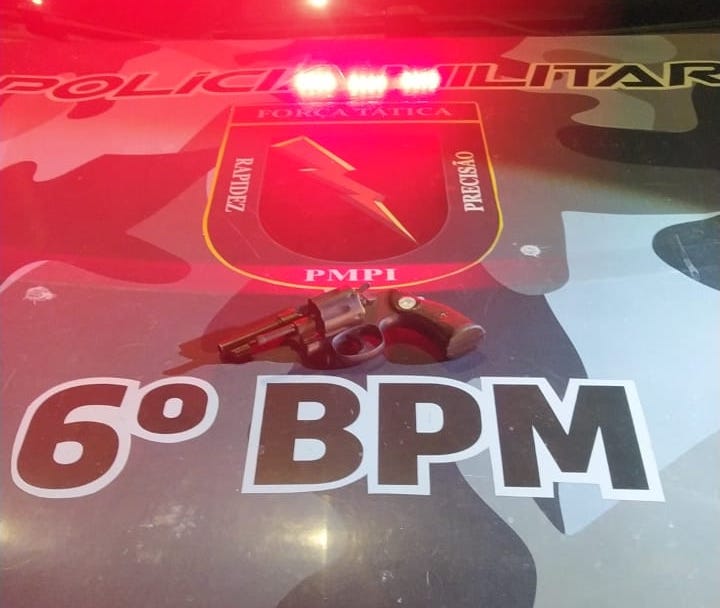 Homem foge da PM, mas é preso após bater em carro da Polícia Civil durante a fuga em Teresina