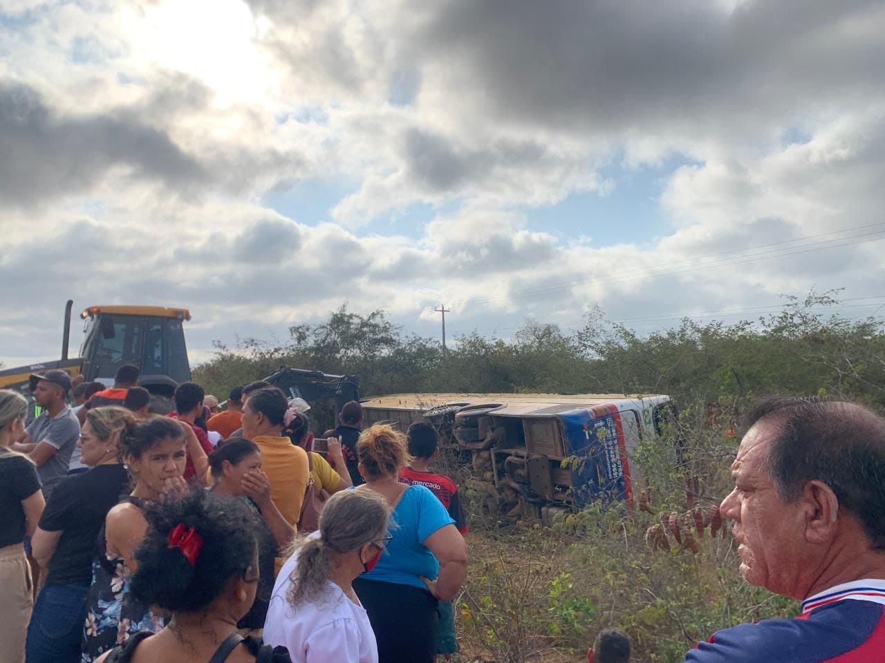 Ônibus com romeiros do Piauí vira a caminho de Juazeiro; um morto e vários feridos