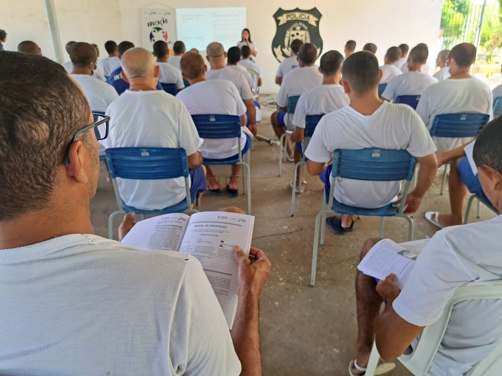 Internos da Penitenciária Irmão Guido assistem às revisões para o ENEM