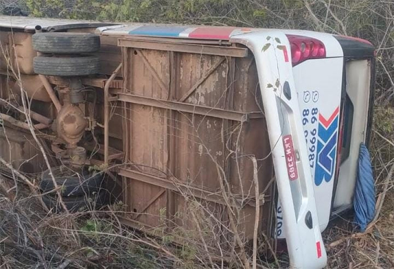 Ônibus que transportava pacientes vira na BR-343 no Piauí