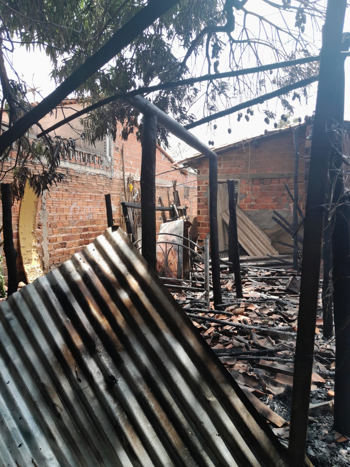 Mulher é socorrida pelo Samu após incêndio destruir casa em Teresina