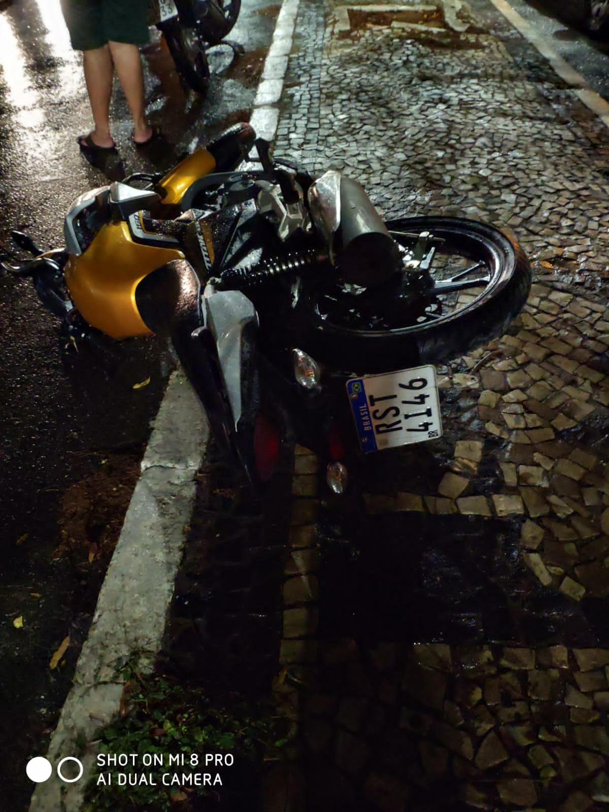 Homem morre ao bater moto contra árvore em Teresina