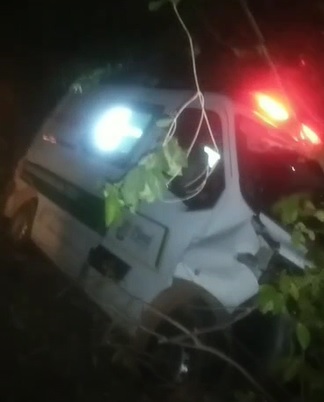 Ambulância bate em vaca e “vira” no Norte do Piauí