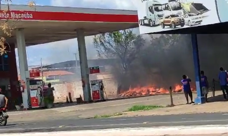 Incêndio ao lado de posto de combustíveis assusta a população em Teresina