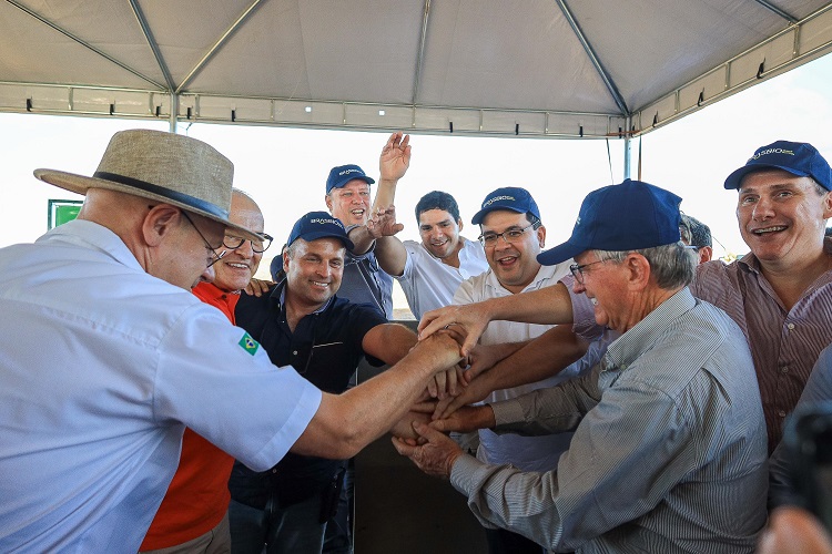 Governador visita obras de usina capaz de suprir toda a demanda de etanol do Piauí