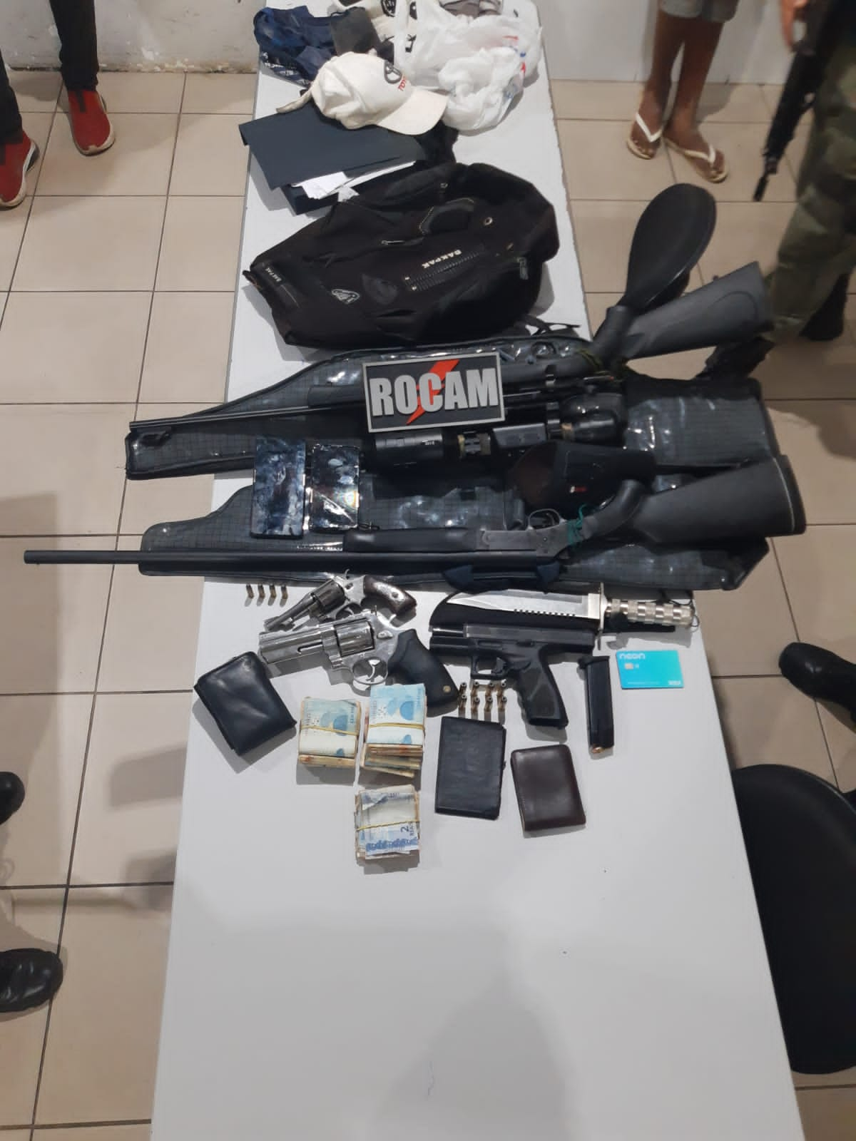 PM prende dupla suspeita de assalto e com ‘arsenal’ de armas no Piauí