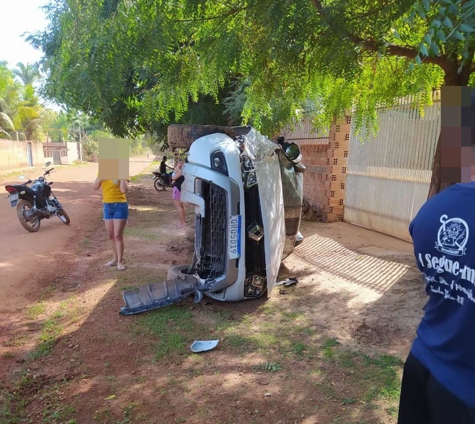 Três pessoas ficam feridas após carro capotar em Pedro II