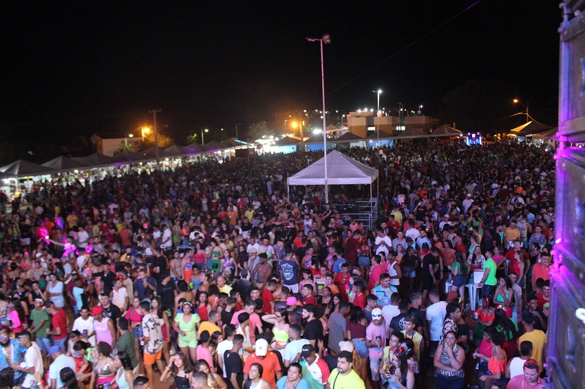 Multidão de foliões lotam a arena do Carnaval na Barragem de Bocaina (PI)