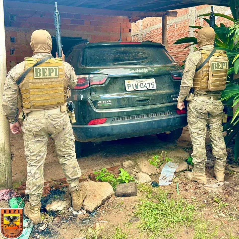 Carro de luxo é encontro em casebre na Vila Babilônia em Teresina