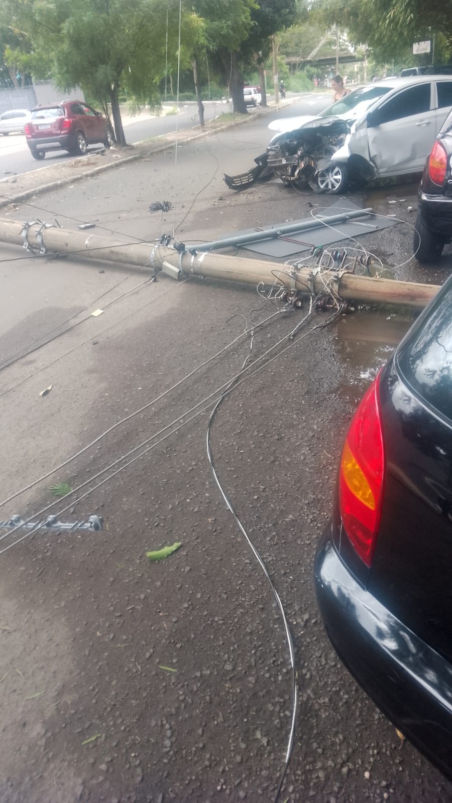 Motorisa bate e derruba poste sobre outros veículos em Teresina