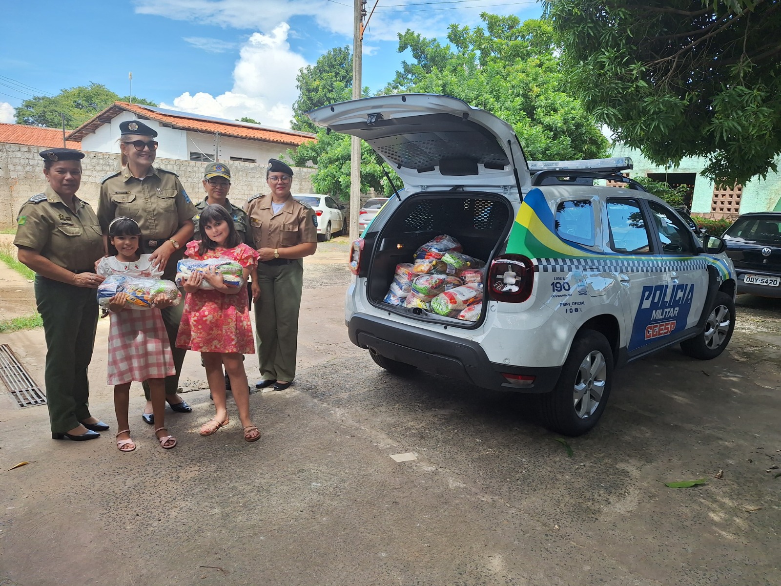 Criança arrecada cestas básicas como presentes de aniversário e pede ajuda da PM para fazer entrega em abrigo de Teresina