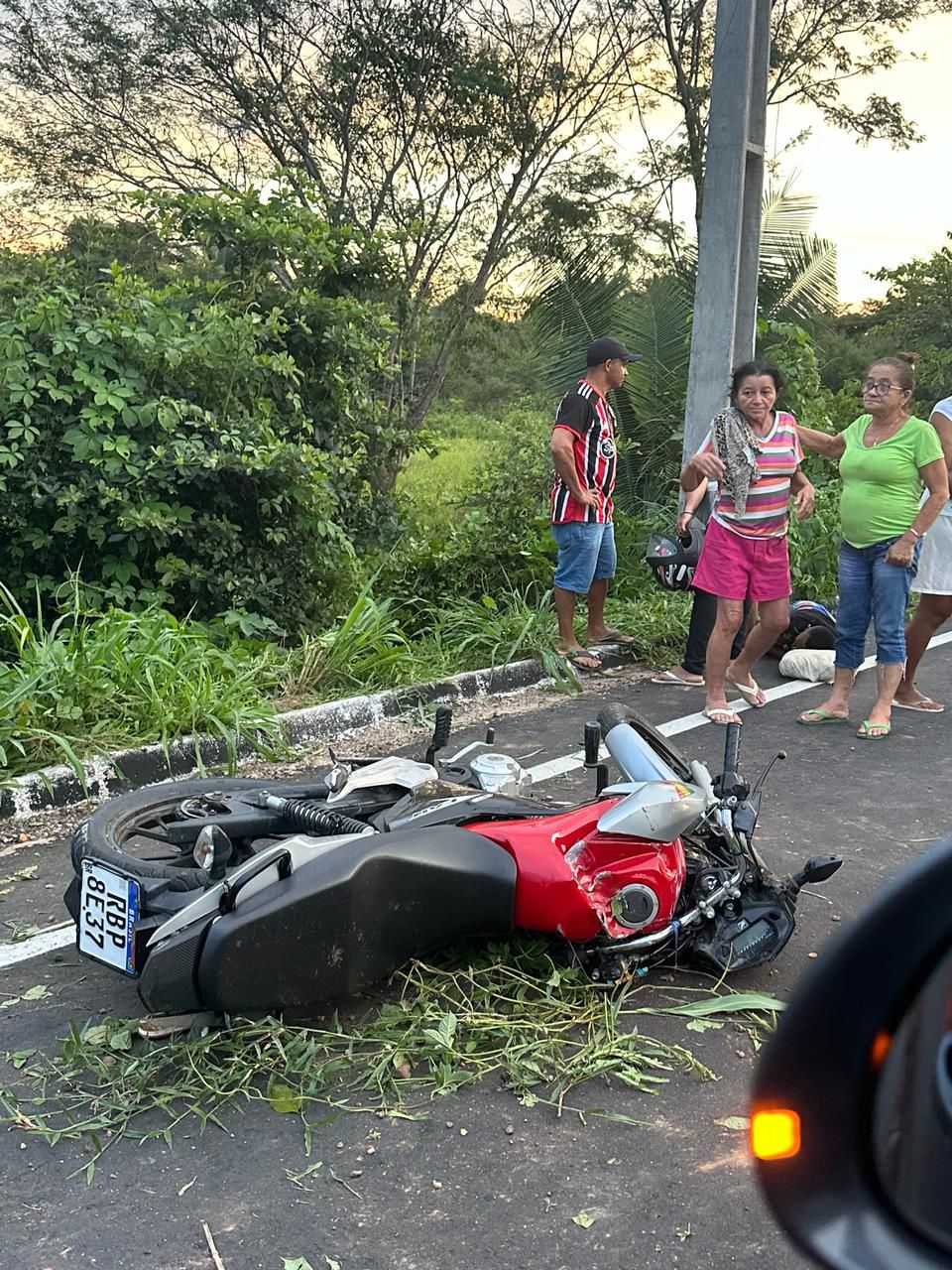 Homem morre ao pilotar em alta velocidade e bater em poste na Capital