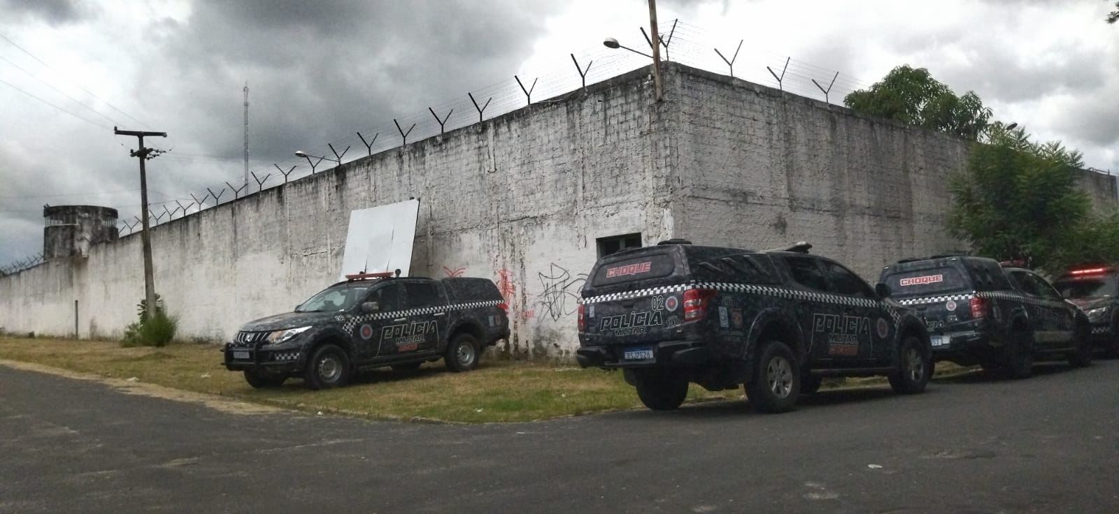 Menores infratores pulam muro do CEM e fogem pelas ruas da zona Norte Teresina