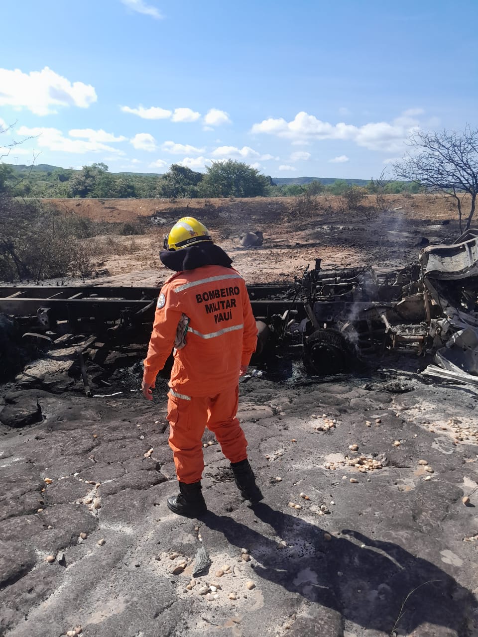 Caminhão tanque com combustível capota e vítimas morrem carbonizadas no Piauí