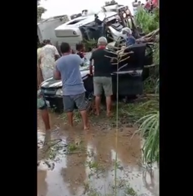 Acidente entre caminhão e carro deixa duas vítimas na BR-316, próximo a Teresina