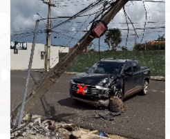 Teresina: condutora perde o controle de caminhonete e bate em poste