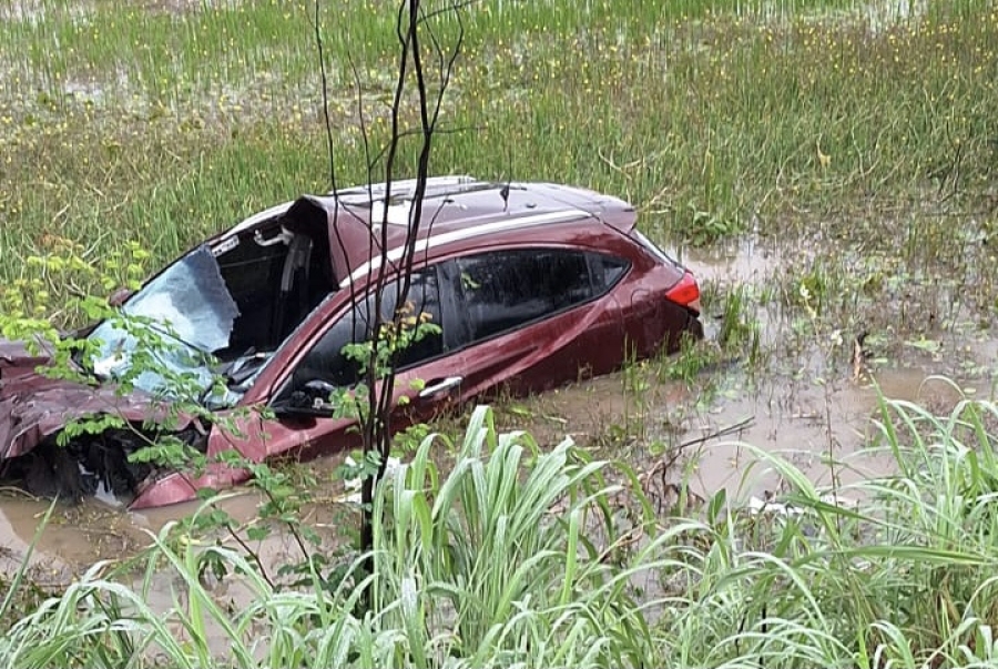 Carro capota e cai em lagoa na BR-343 próximo de Campo Maior