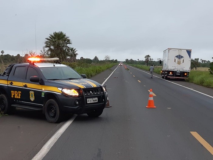 Jovem morre após bater moto em caminhonete na BR-343