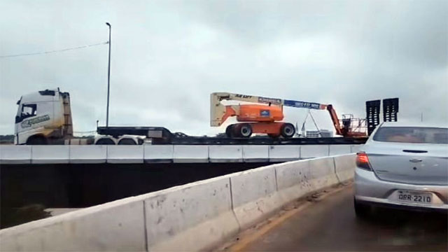 Carreta “enganha” em ponte entre Teresina (PI) e Timon (MA)