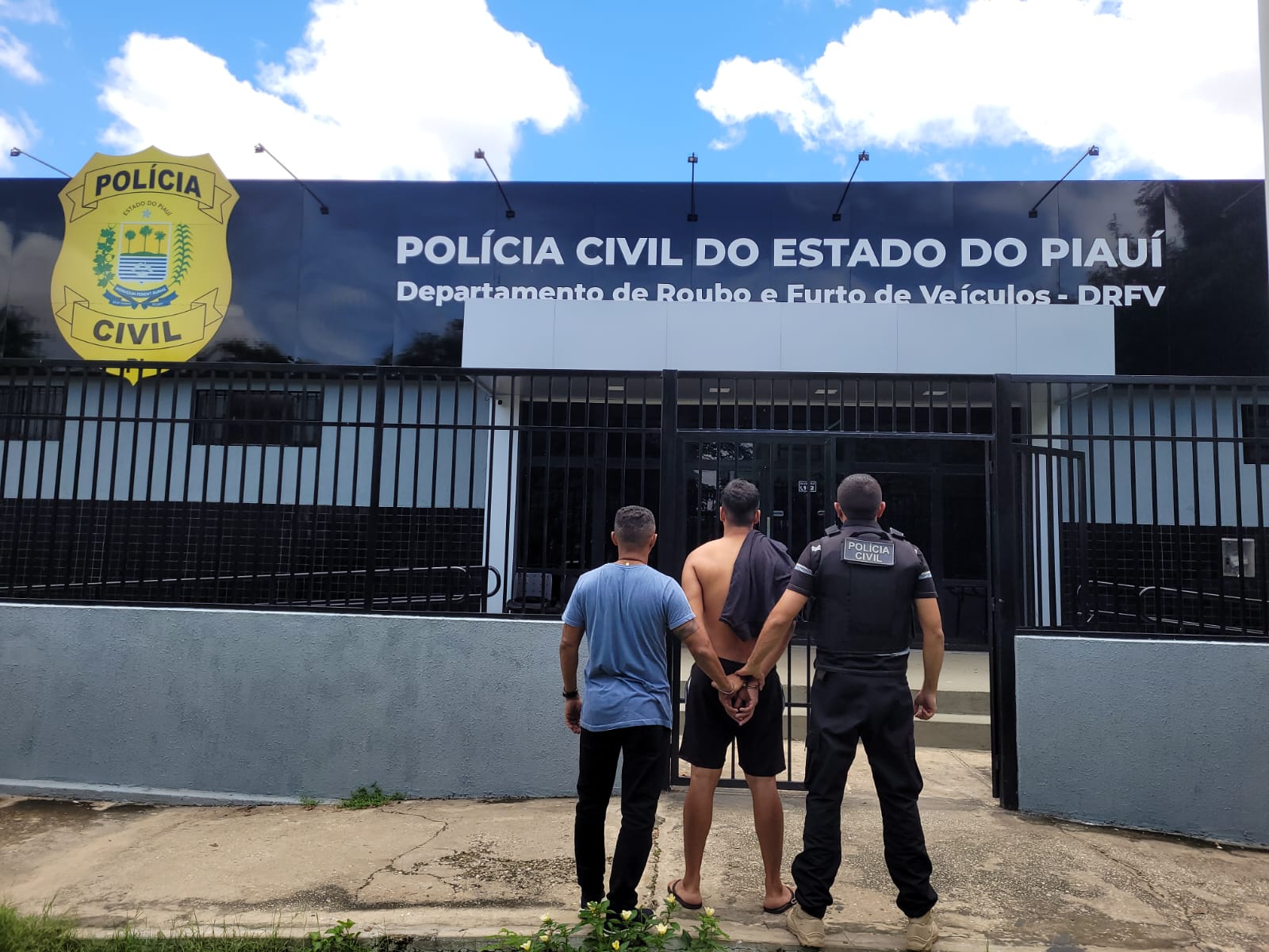 Polícia Civil prende dois homens suspeitos de roubos de veículos em Teresina