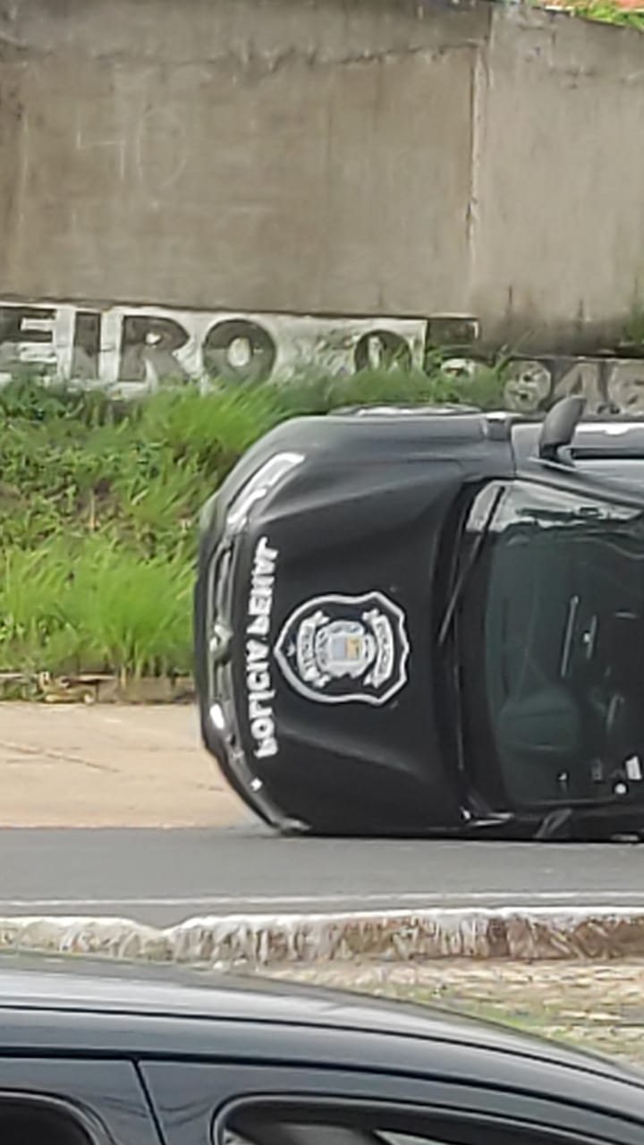 Viatura da Polícia capota em avenida na zona Sul de Teresina