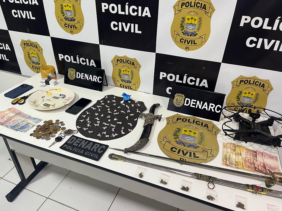 Polícia apreende espada, drogas e cumpre 31 mandados contra o tráfico em Teresina