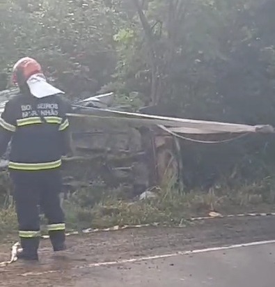 Duas pessoas morrem após acidente entre carro e carreta na BR-316