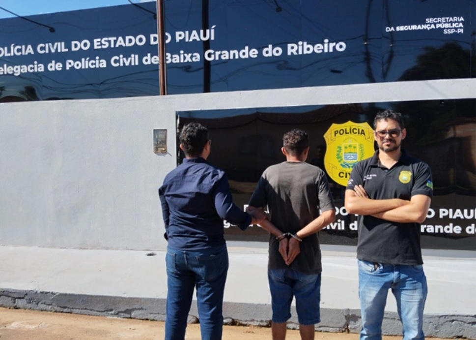 Homem é preso após criança queimar o rosto após ascender cigarro com “pólvora”