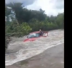 Piauí: carro e moto são arrastados por correnteza de riacho após forte chuva