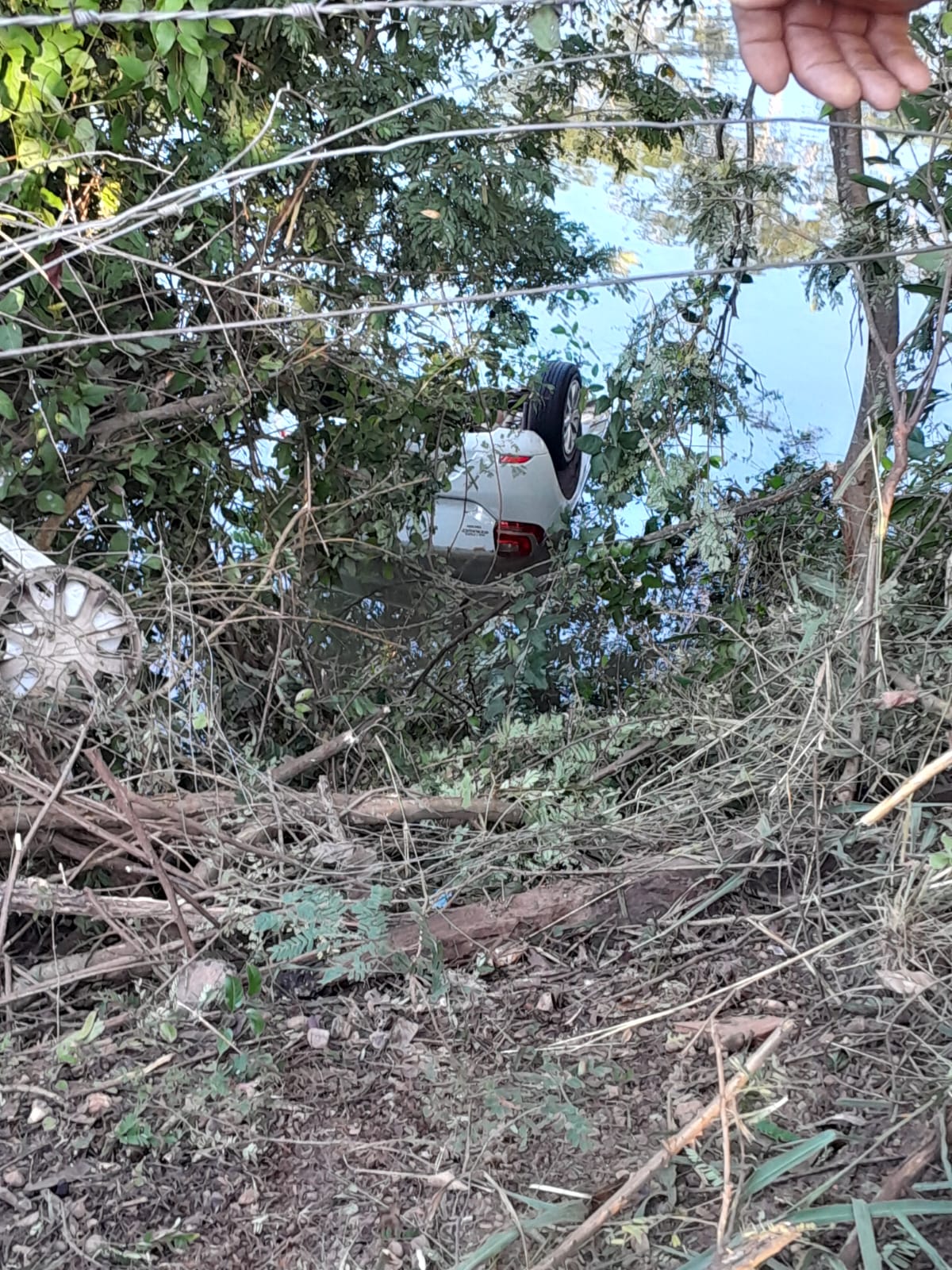 Homem morre após carro capotar e cair em açude na zona Rural de Teresina