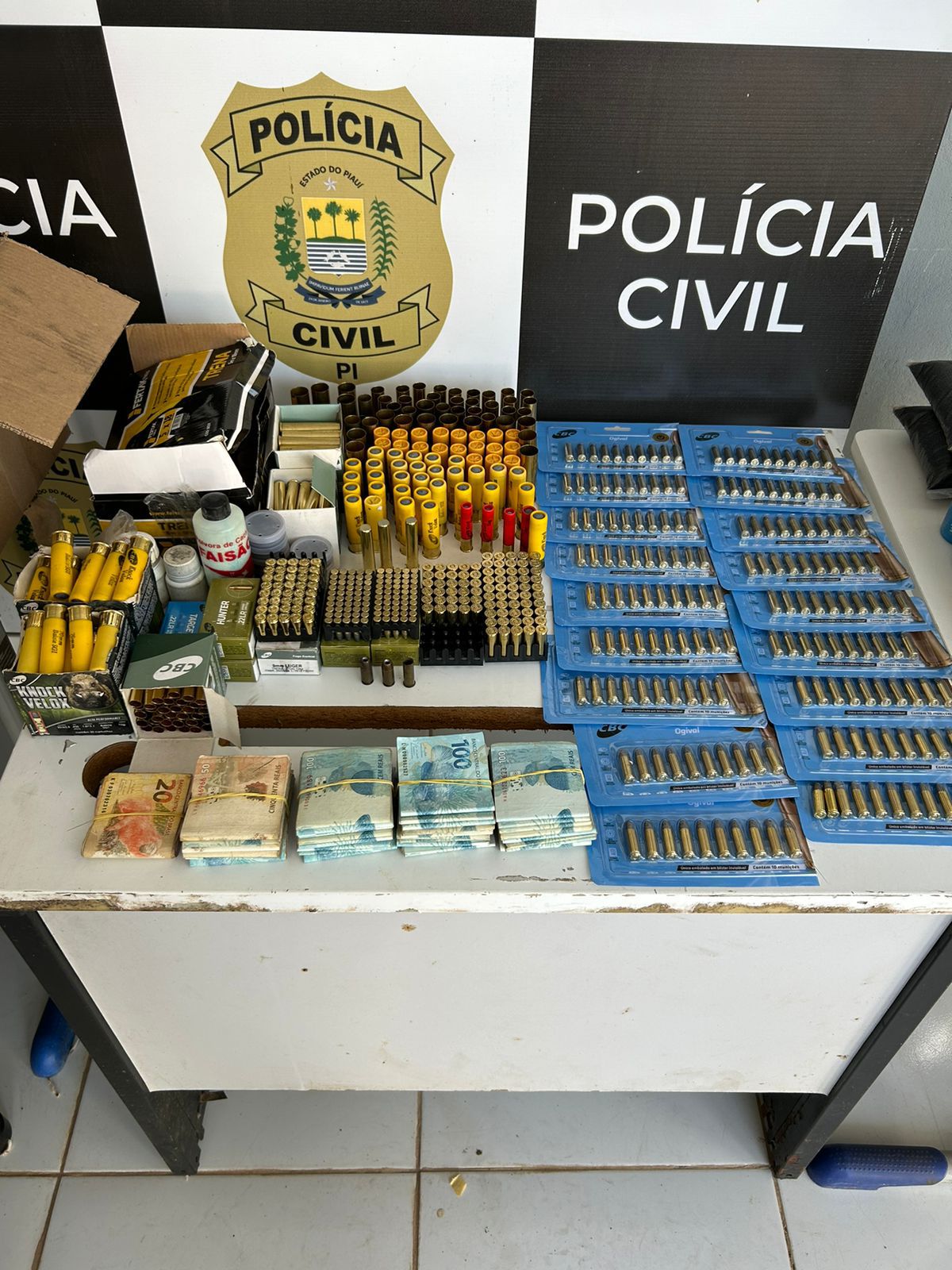 Polícia Civil prende três pessoas e apreende armas, munições e cigarros contrabandeados em Esperantina