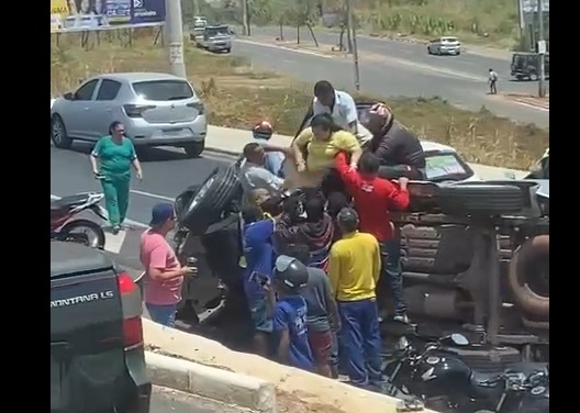 Mulher bate caminhonete em caminhão, caí com veículo de viaduto e escapa ilesa em Teresina