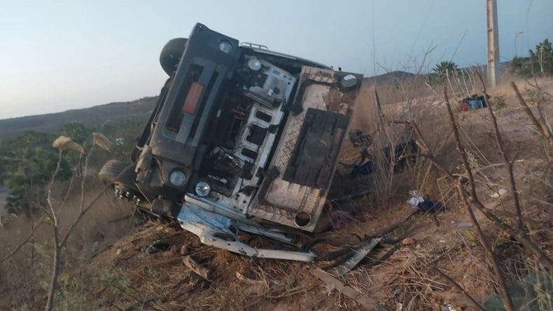 Passageiro morre após caminhão capotar no Sul do Piauí