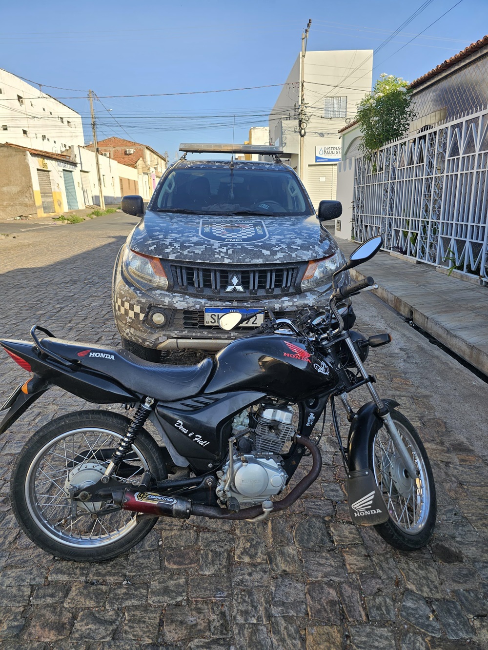 Polícia Militar conduz motociclista flagrado “dando grau” em via pública em Paulistana