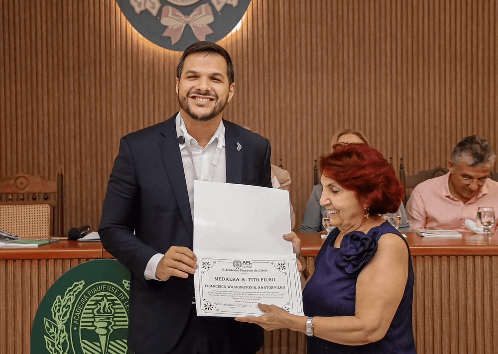 Secretário Washington Bandeira recebe medalha A. Tito Filho da Academia Piauiense de Letras