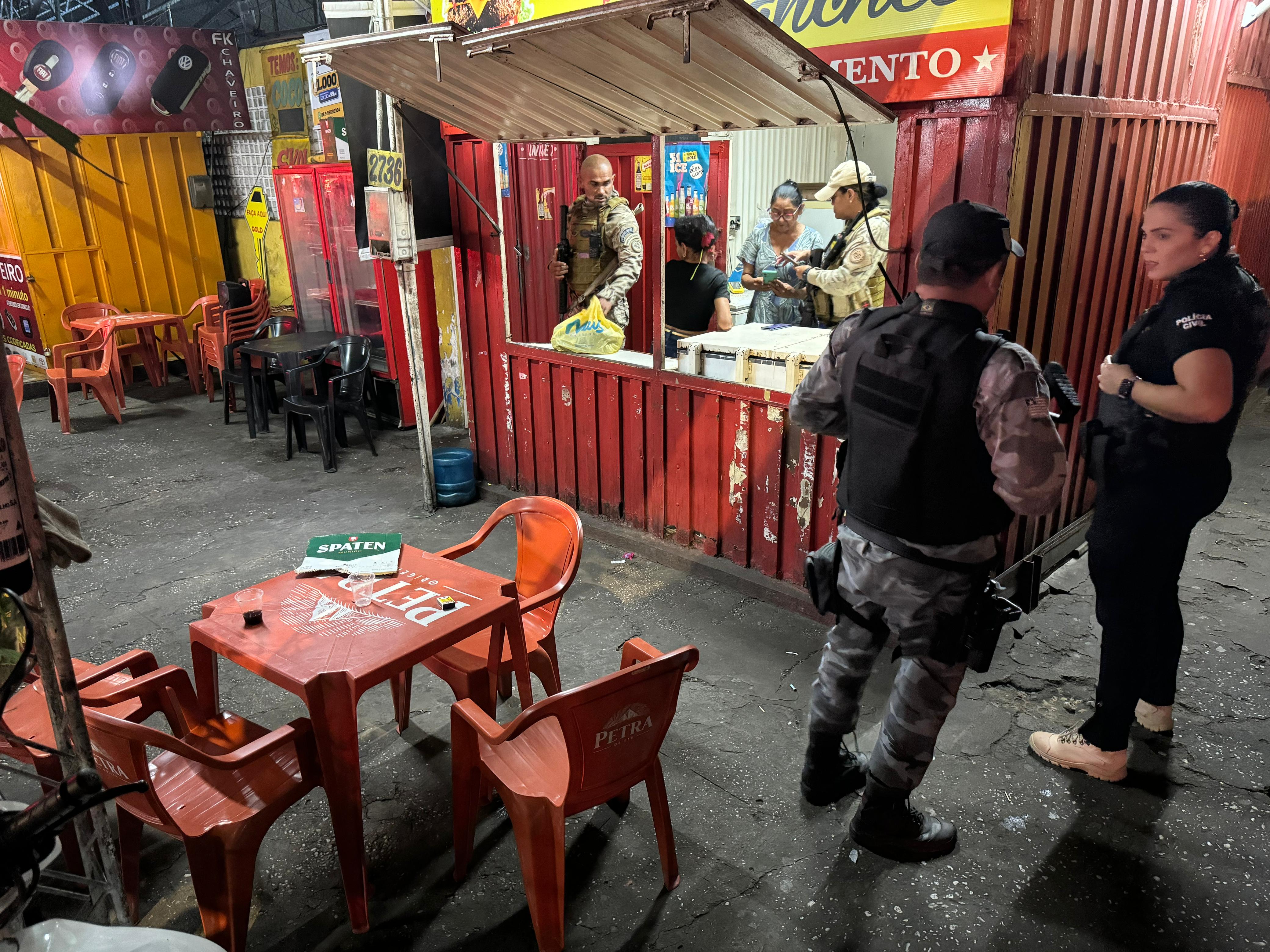 Polícia interdita trailers usados para tráfico de drogas e receptação no Dirceu em Teresina