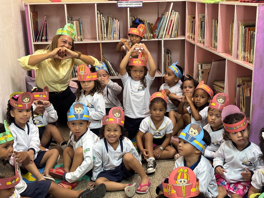 Alunos celebram Dia Nacional do Livro Infantil na Biblioteca Municipal Fontes Ibiapina